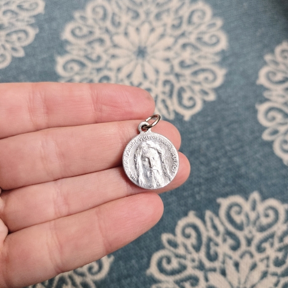 Vintage Dainty Silver Jesus Christ Medal Medallion Coin Pendant - Picture 3 of 5
